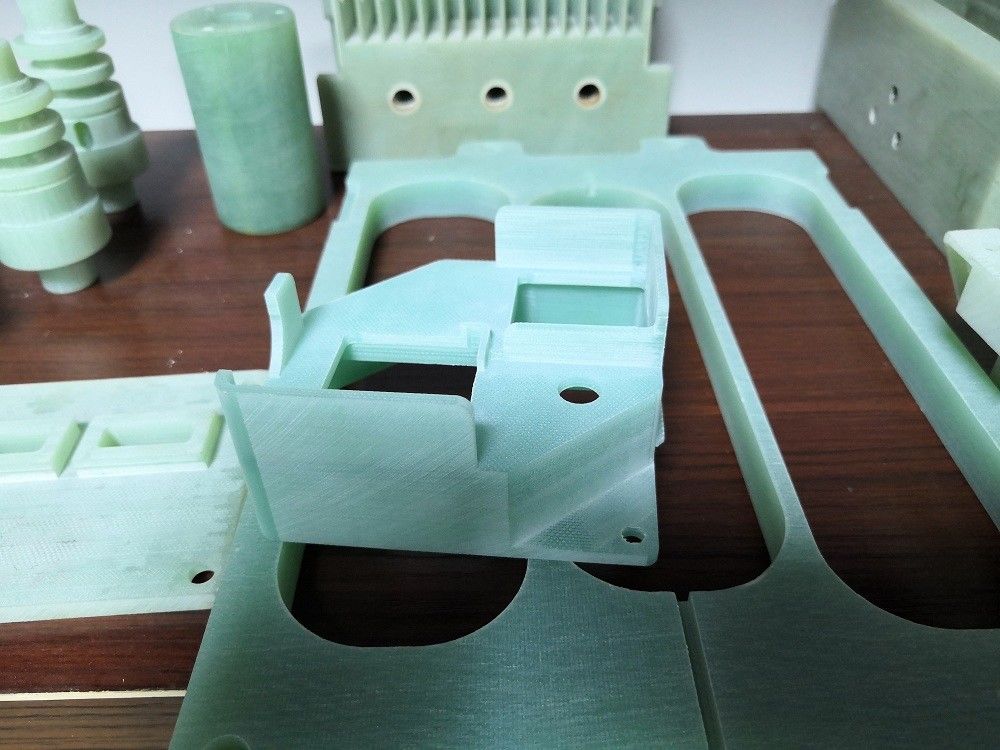 CNCの薄緑のFR-4エポキシによって薄板にされたシートは部品を機械で造った