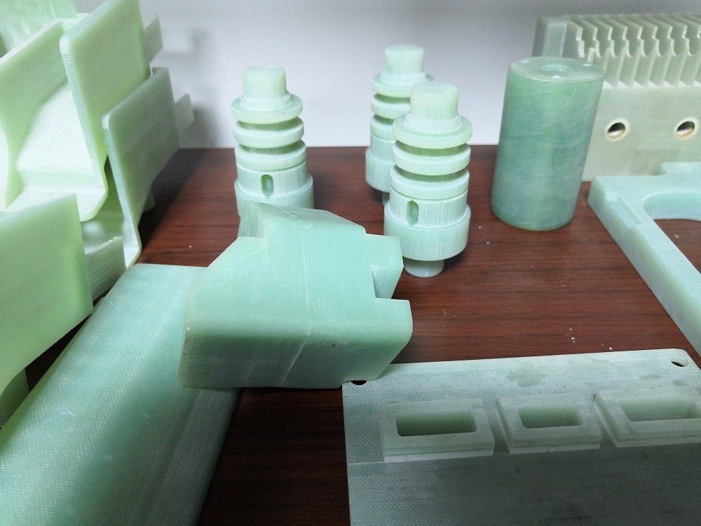 CNCの薄緑のFR-4エポキシによって薄板にされたシートは部品を機械で造った